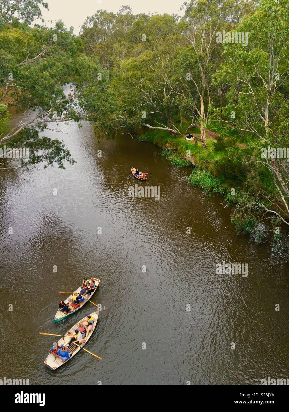 Les barques en brun sur le fleuve Yarra de Melbourne Australie Banque D'Images