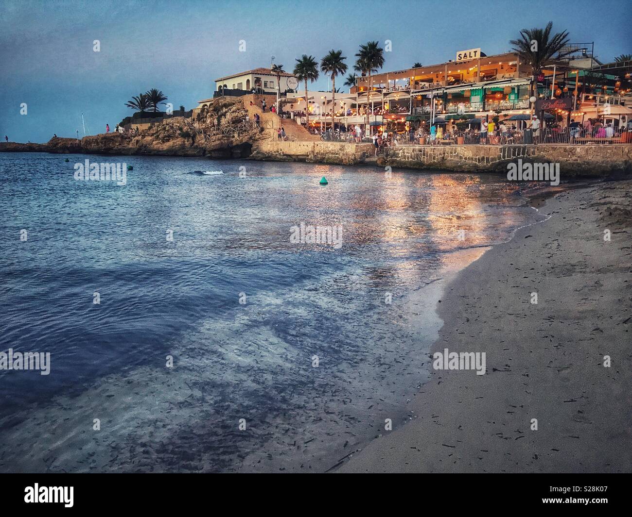 Bars et restaurants en front de mer avec des foules de gens, un soir d'été Banque D'Images