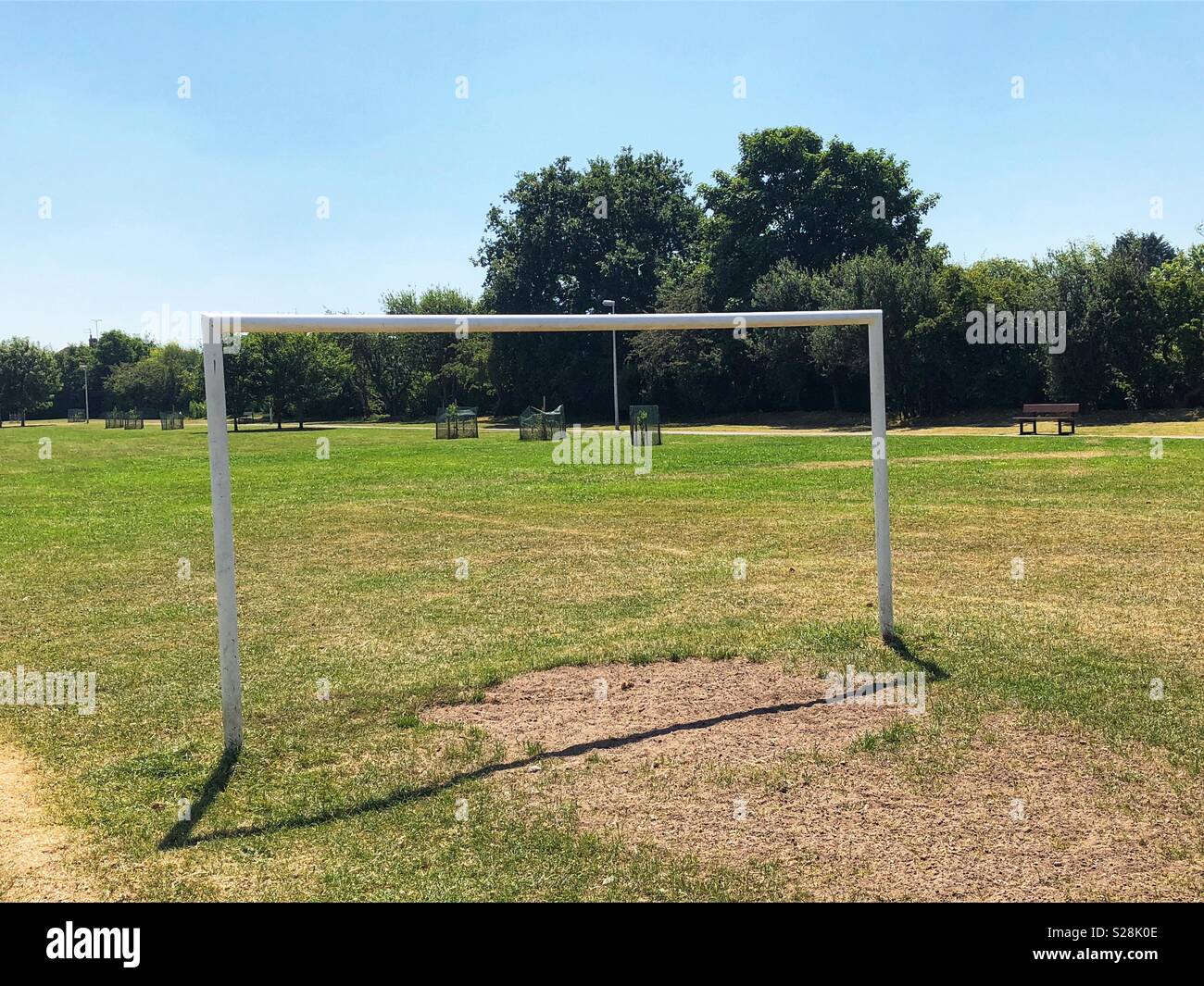 Buts de football blanc sur un terrain de football dans un parc public, Greasby, Wirral, Angleterre Banque D'Images