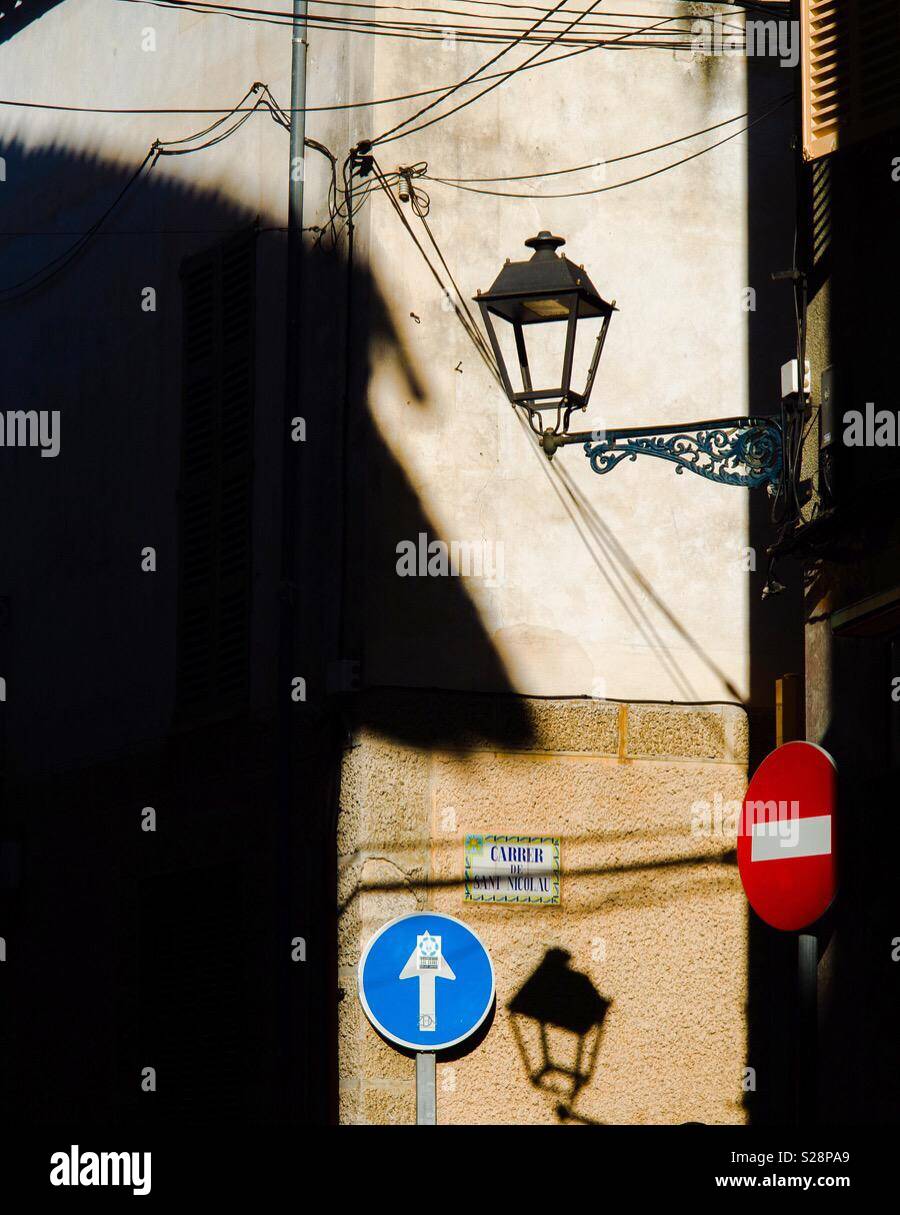 Coin d'une rue avec lampe et la signalisation routière dans le nord de Majorque Soller Espagne - Image de stock capturée avec un smartphone