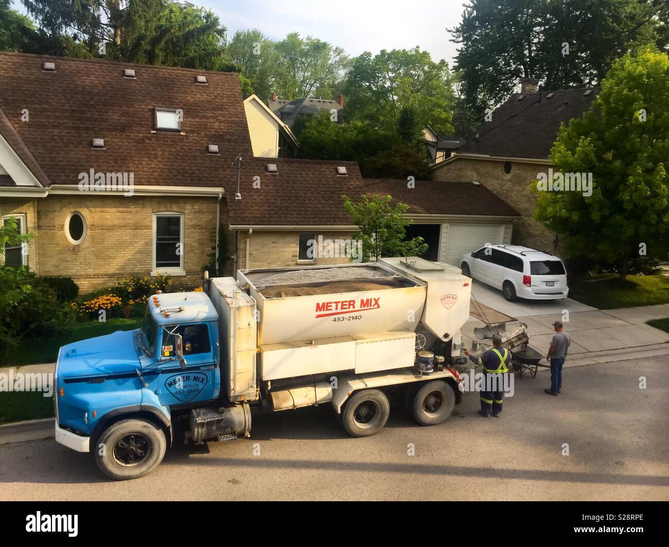 Les réparations de la maison : béton humide est versé dans une brouette Banque D'Images