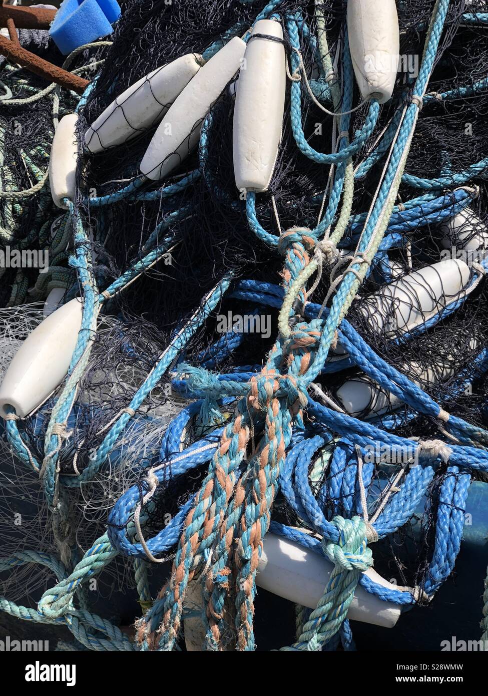 Les filets de pêche jetée dans le fond d'un bateau Banque D'Images