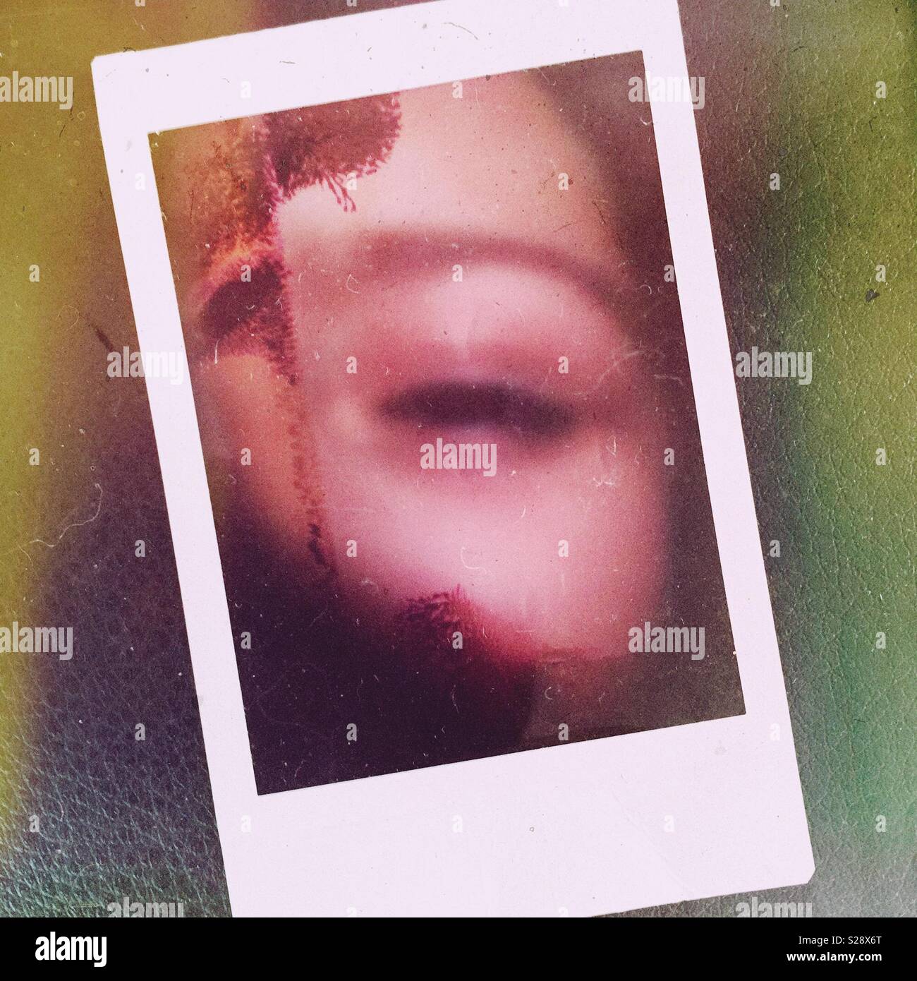 Photo Polaroid a échoué d'un œil mi-clos d'une petite fille Photo Stock -  Alamy