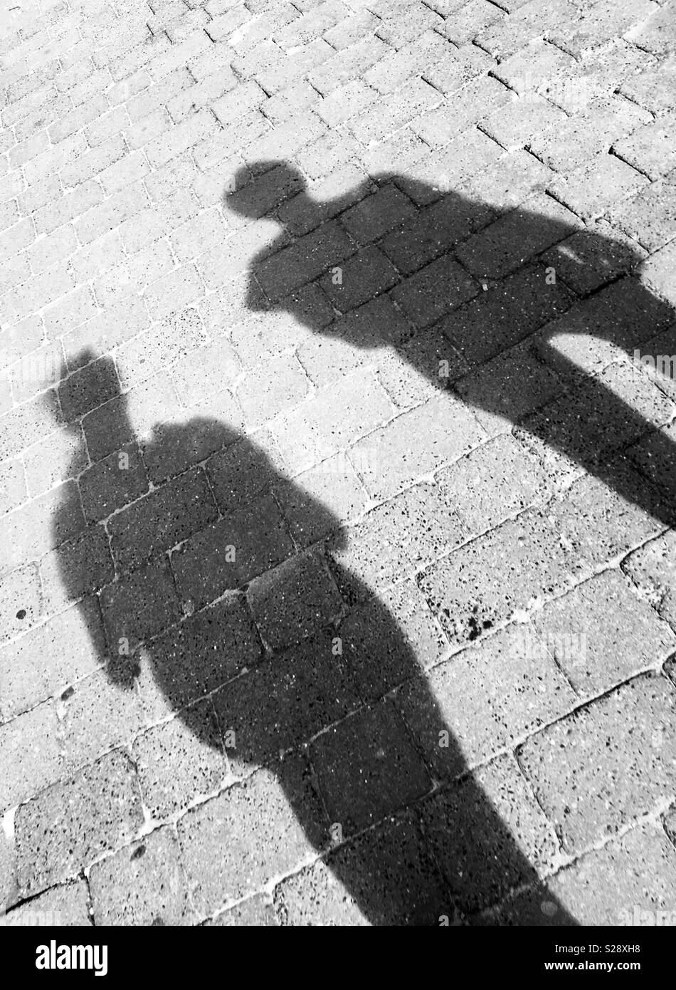 Silhouette de deux personnes marchant dans la rue Banque D'Images