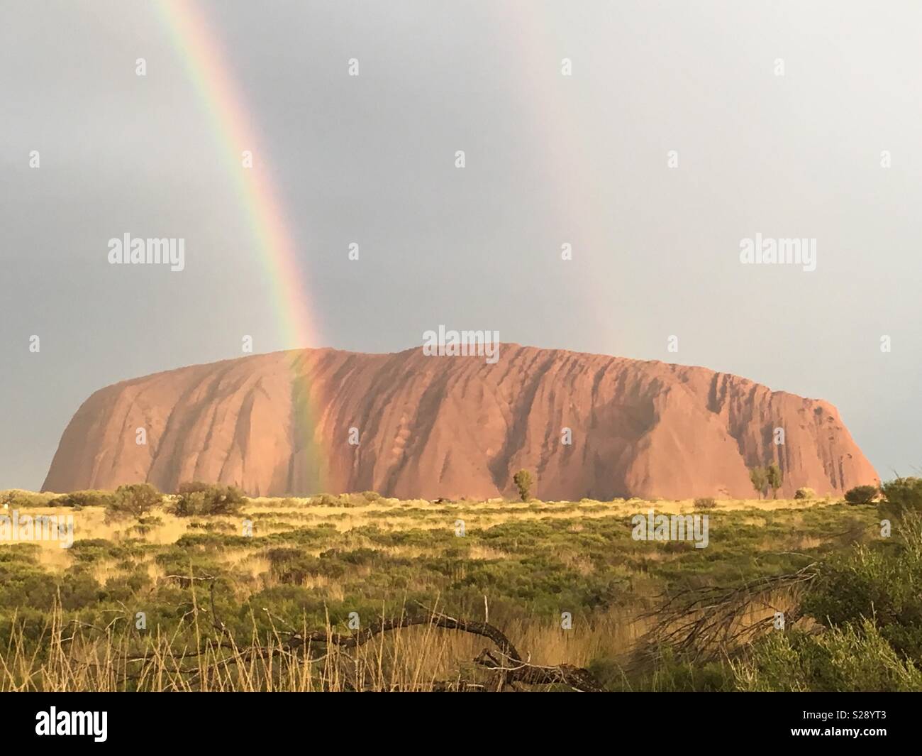 Arc-en-ciel sur Ayers Rock que l'Australie dit oui au mariage gay. Novembre 2017 Banque D'Images