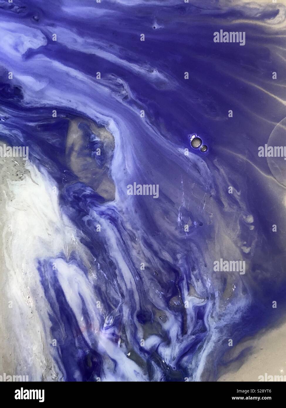 Résumé des tourbillons liquides bleu et blanc - Image de stock capturée avec un smartphone