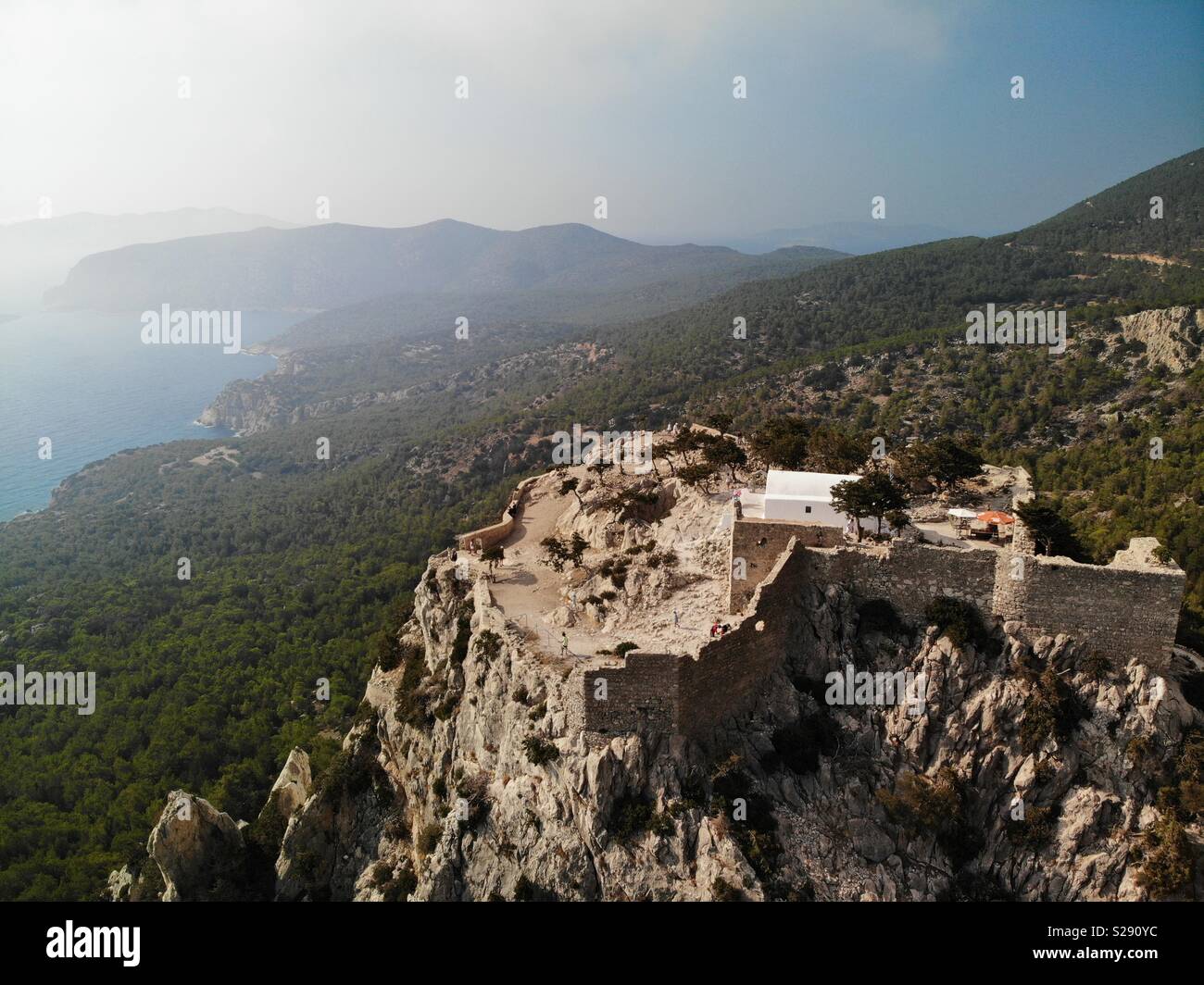 Château et l'église sur une colline - Image de stock capturée avec un smartphone