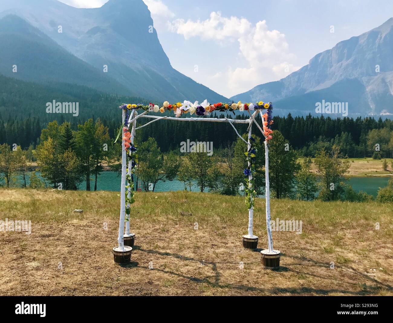 Au passage de fleurs de mariage, une belle piscine en plein air dans les Montagnes Rocheuses. Canmore, Alberta Canada Banque D'Images