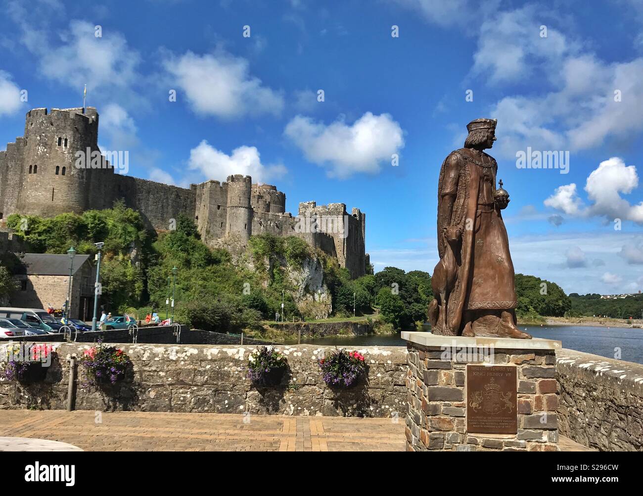 Château de Pembroke et statue de Henri Tudor Banque D'Images