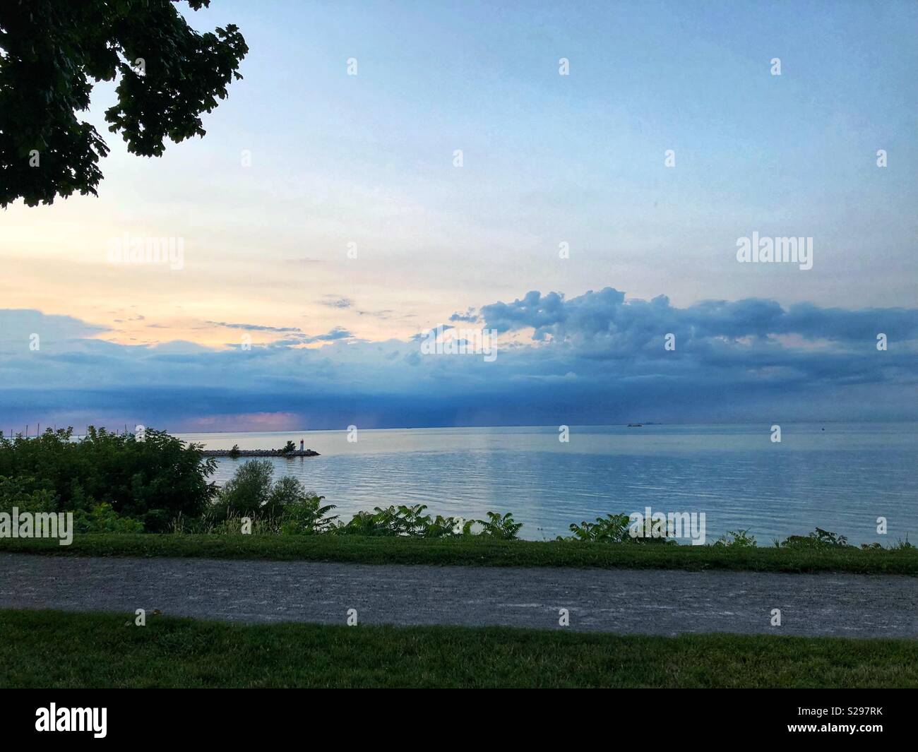 Vue tranquille donnant sur le lac Ontario à Port Dalhousie. - Image de stock capturée avec un smartphone