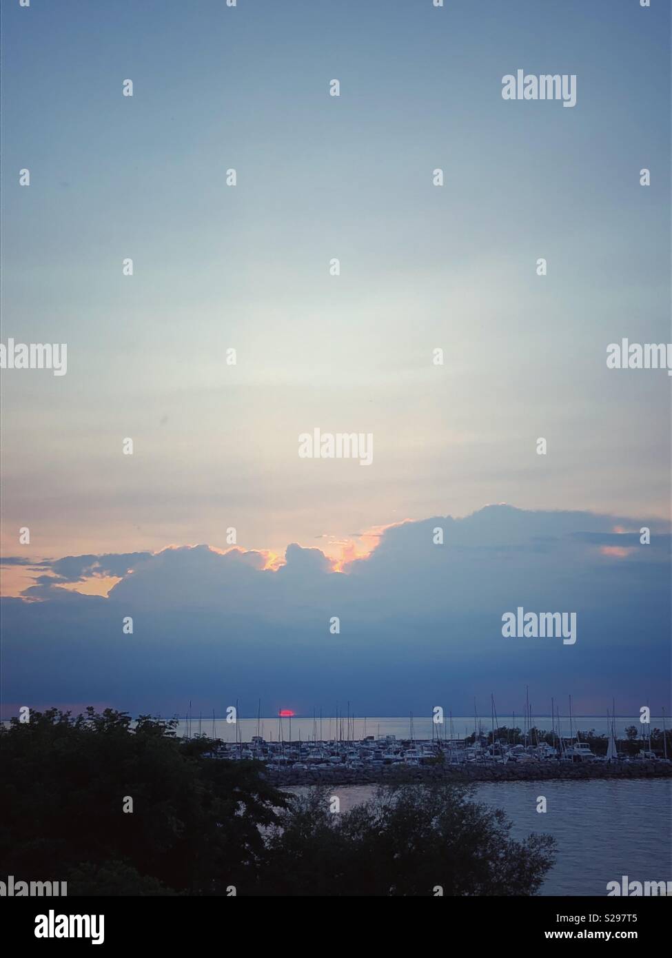 Cadre paisible à Port Dalhousie, de l'Ontario. - Image de stock capturée avec un smartphone