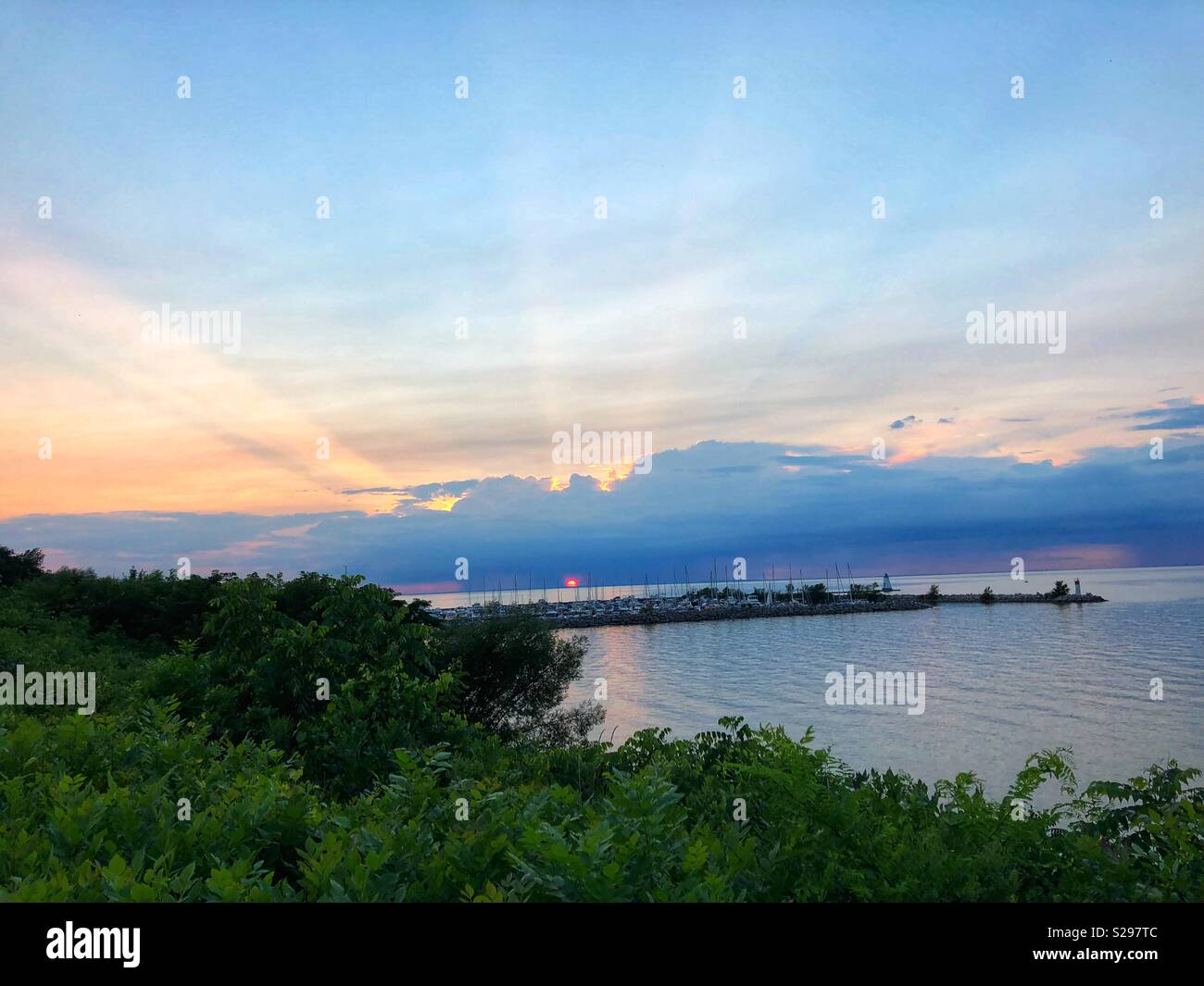 Ciel du soir à Port Dalhousie, de l'Ontario. - Image de stock capturée avec un smartphone