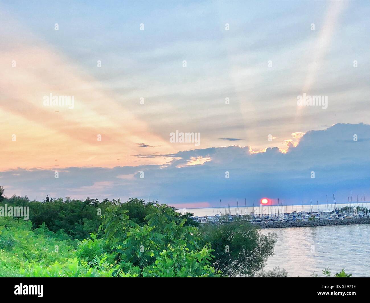 Des teintes douces comme le soleil se couche sur le lac Ontario. - Image de stock capturée avec un smartphone