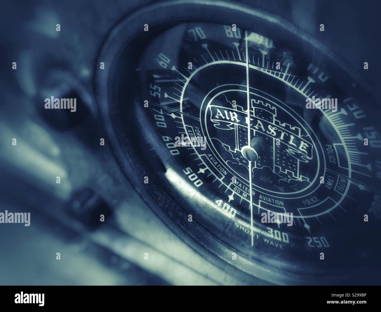 Radio antique Air Castle en monochrome - Image de stock capturée avec un smartphone