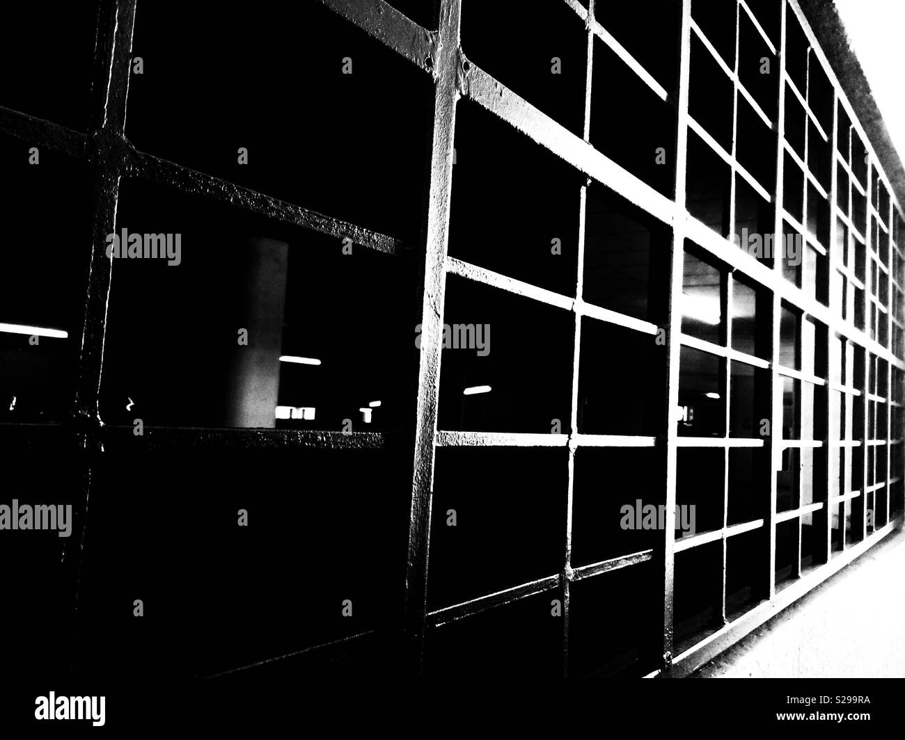 Grille métallique couvrant l'ouverture dans mur pour parking souterrain - Image de stock capturée avec un smartphone