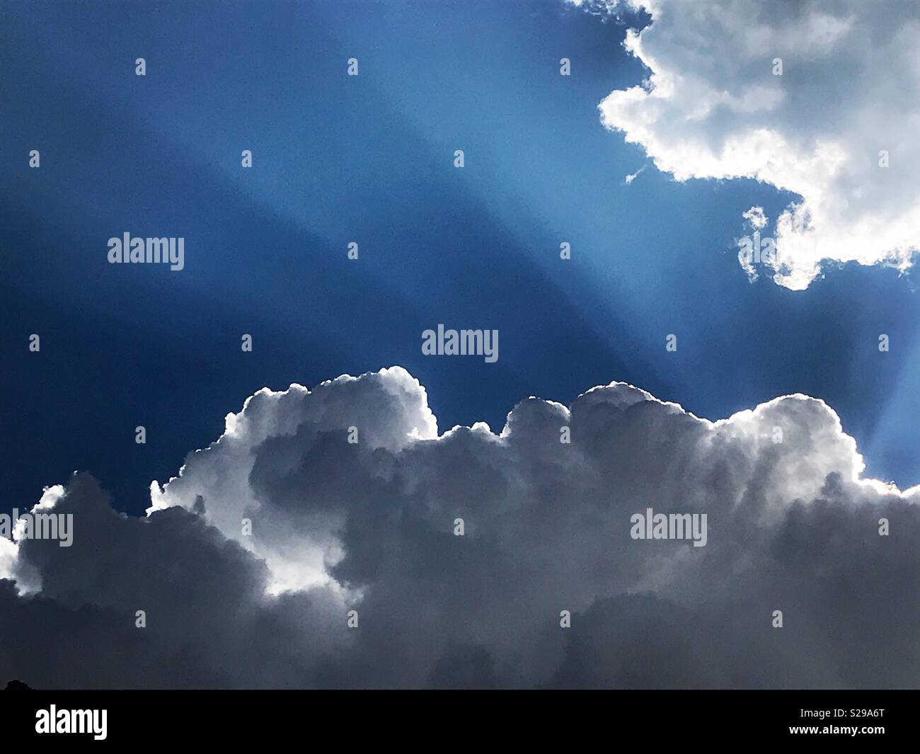Les rayons du soleil derrière les nuages dans la ville de Mexico, Mexique - Image de stock capturée avec un smartphone