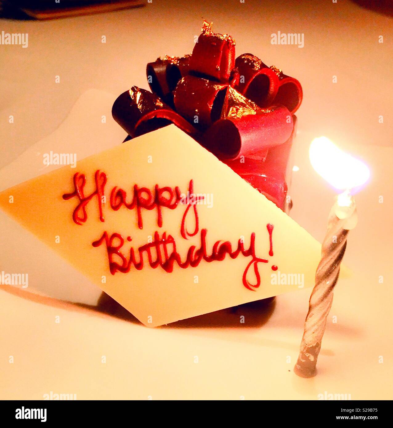 Joyeux Anniversaire Special Pour Le Dessert Gateau Dans Un Luxueux Restaurant De Luxe New York City Usa Photo Stock Alamy Joyeux Anniversaire Special Pour Le Dessert Gateau Dans Un Luxueux Restaurant De Luxe New York City Usa Photo Stock Alamy