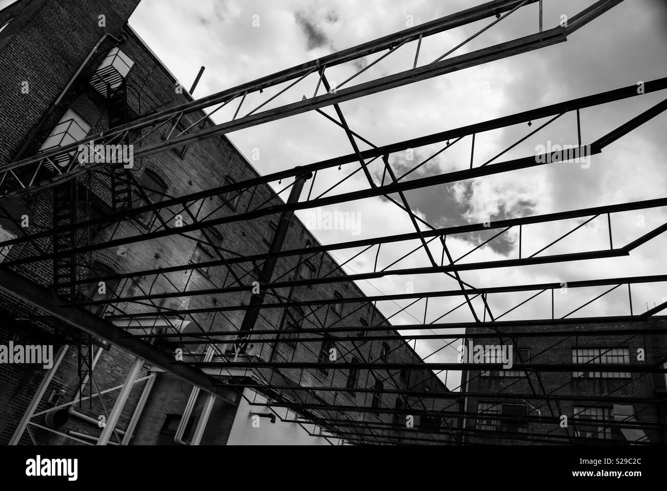 Bâtiment en briques et des poutres apparentes avec ciel montrant, noir et blanc abstrait. - Image de stock capturée avec un smartphone