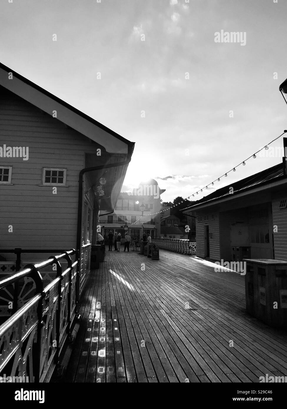 Sun flare sur Penarth Pier, Vale of Glamorgan en noir et blanc Banque D'Images