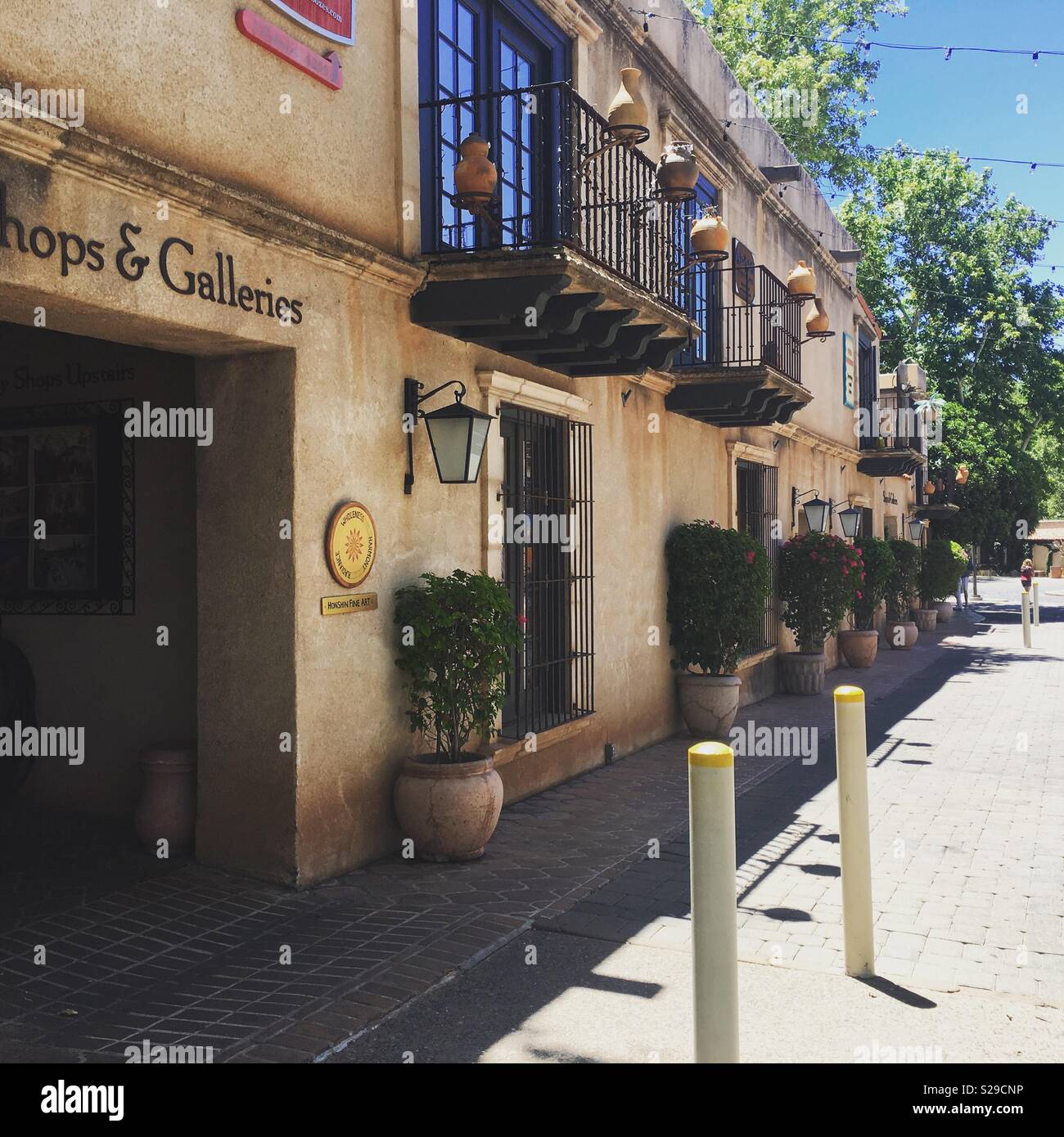 Centre commercial avec galeries et boutiques dans chic de Sedona, Arizona. Banque D'Images