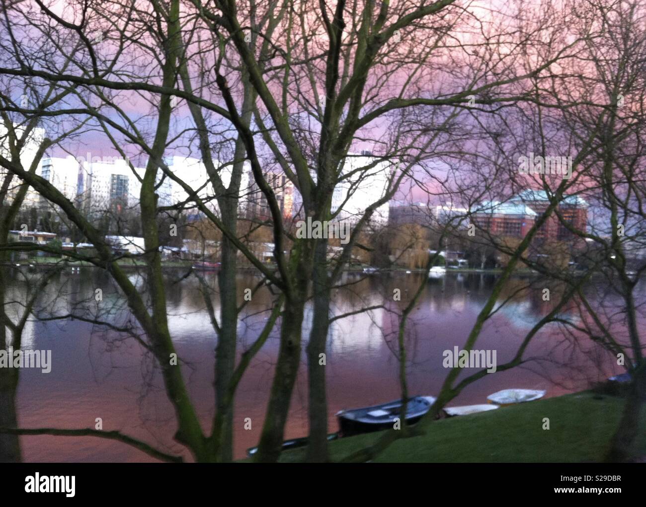 Pinky coucher du soleil dans un canal à Amsterdam Banque D'Images
