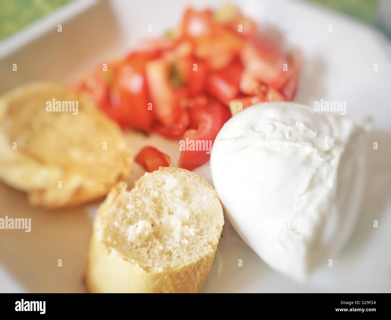 Salade caprese maison faite de fromage mozzarella, tomates en dés et les tranches de pain. L'alimentation d'été italien - Image de stock capturée avec un smartphone