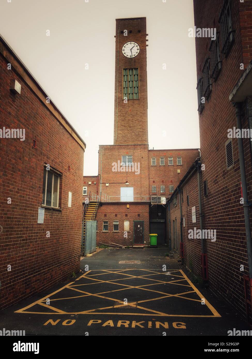 Il n'y a pas de parking sous la tour de l'horloge à Crewe Cheshire Uk Banque D'Images