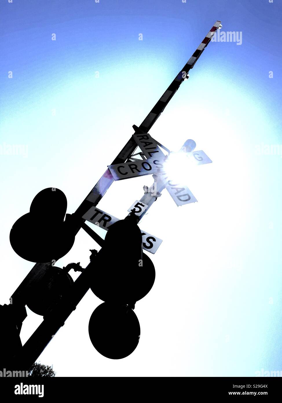 Signe qui lit: Chemin de fer TRAVERSANT 5 VOIES, au-dessus de l'arrêt et aller lumières avec bras en bois jusqu'à laisser les voitures passer. Banque D'Images