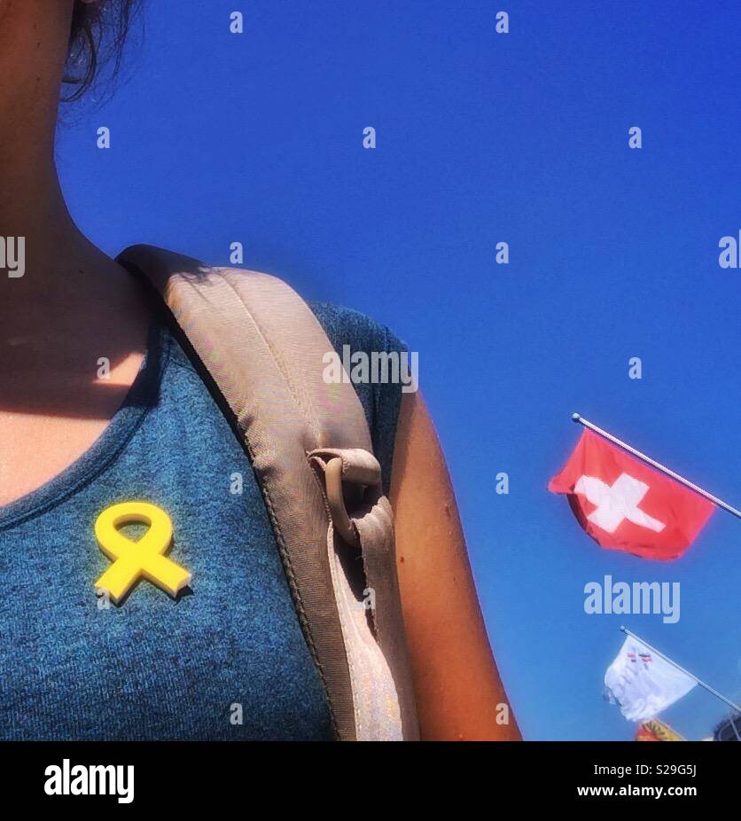 Tourisme catalan avec ruban jaune symbole dans son t-shirt à Geneve, Suisse. Des rubans jaunes sont placés comme un symbole de solidarité avec les emprisonnés pro-indépendance des dirigeants catalans. Banque D'Images