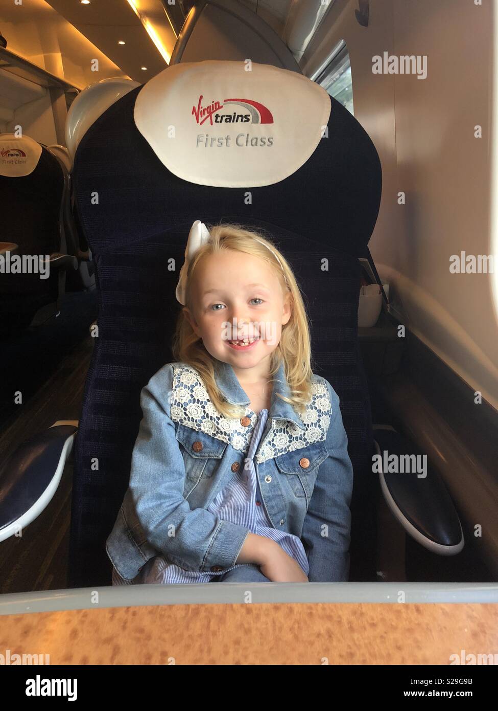 Enfants sur Virgin Trains Banque D'Images