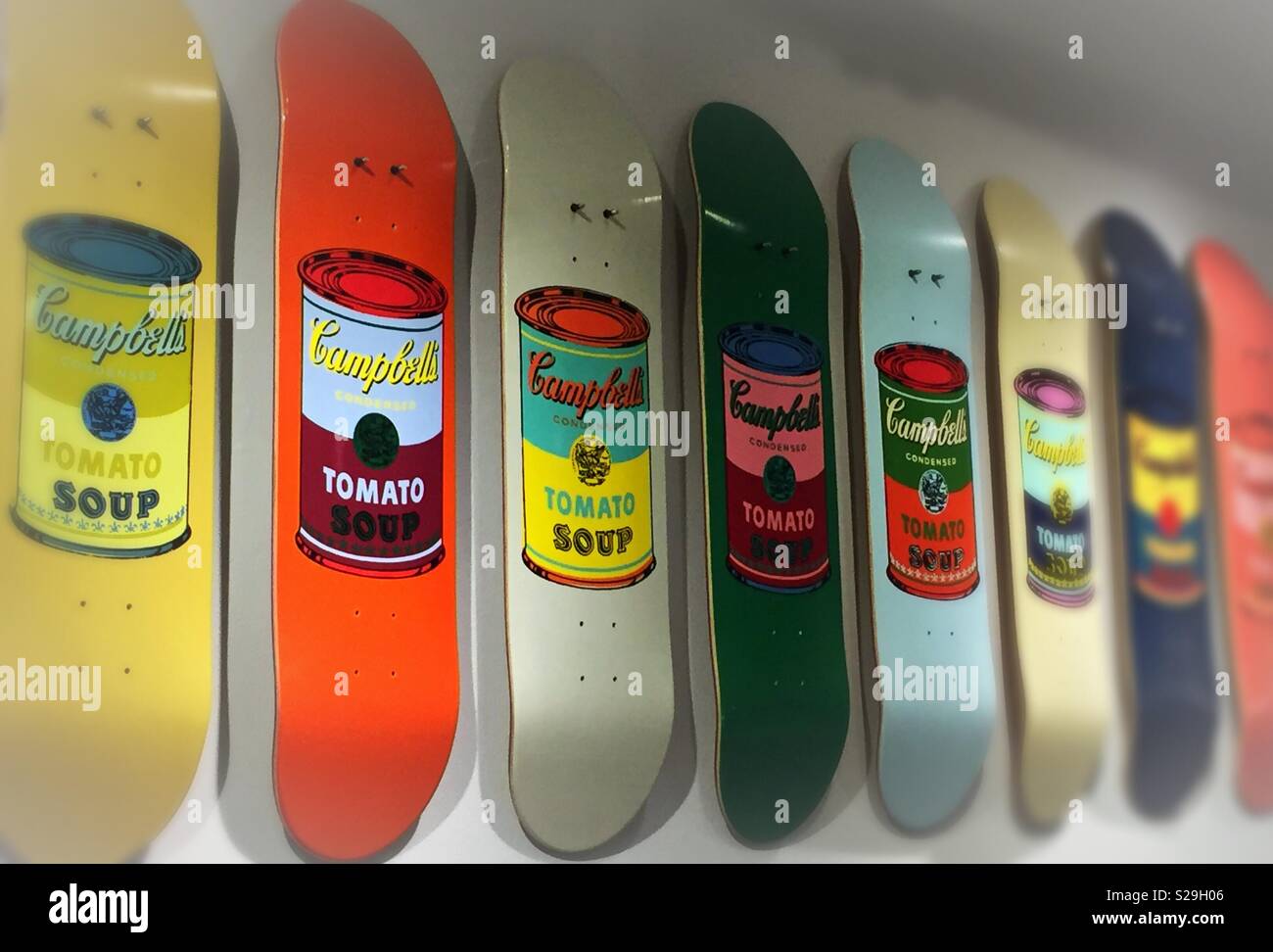 Skateboards avec Andy Warhols art Banque D'Images