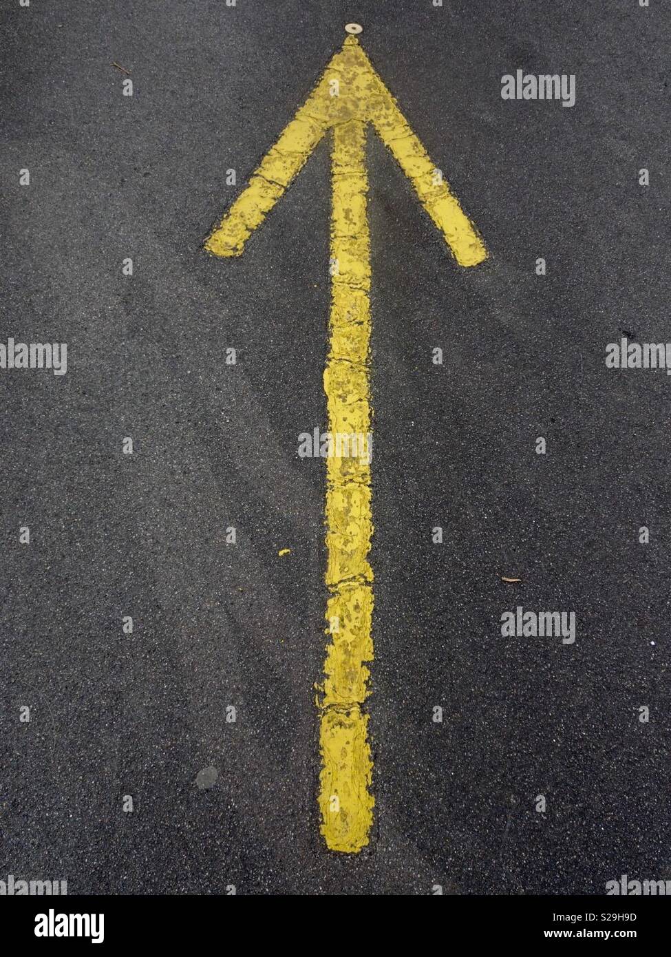 Flèche jaune marqueur routier Banque D'Images