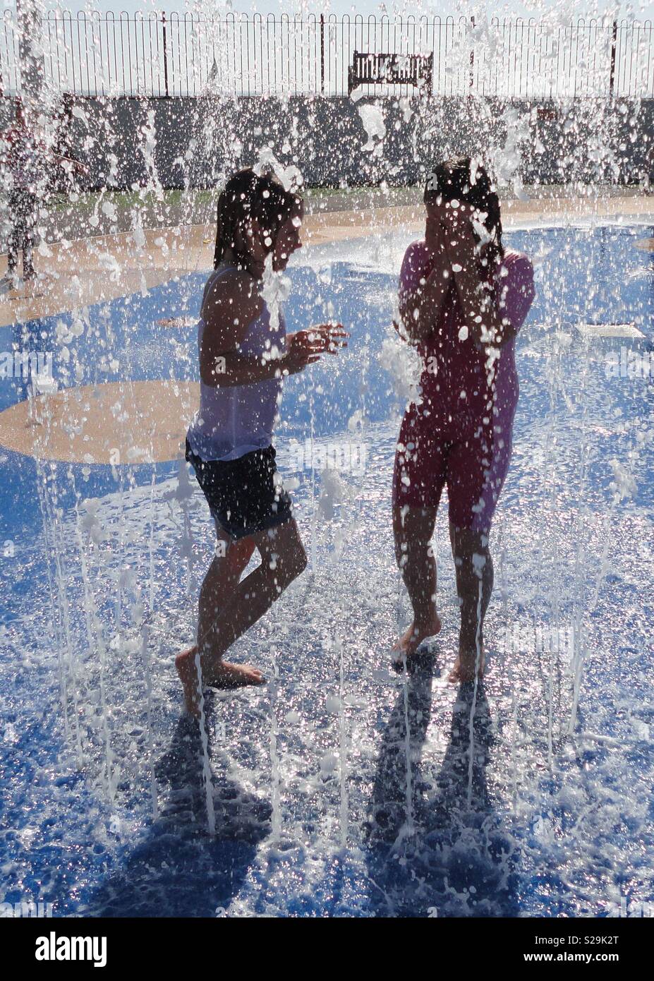 Les filles dans une fontaine d'eau Banque D'Images