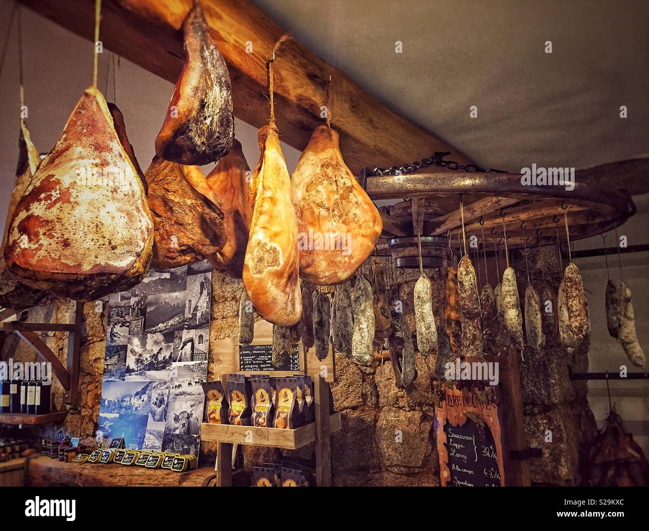 L'intérieur d'une charcuterie Méditerranéenne traditionnelle vente de jambons secs, saucisses et fromages. Banque D'Images