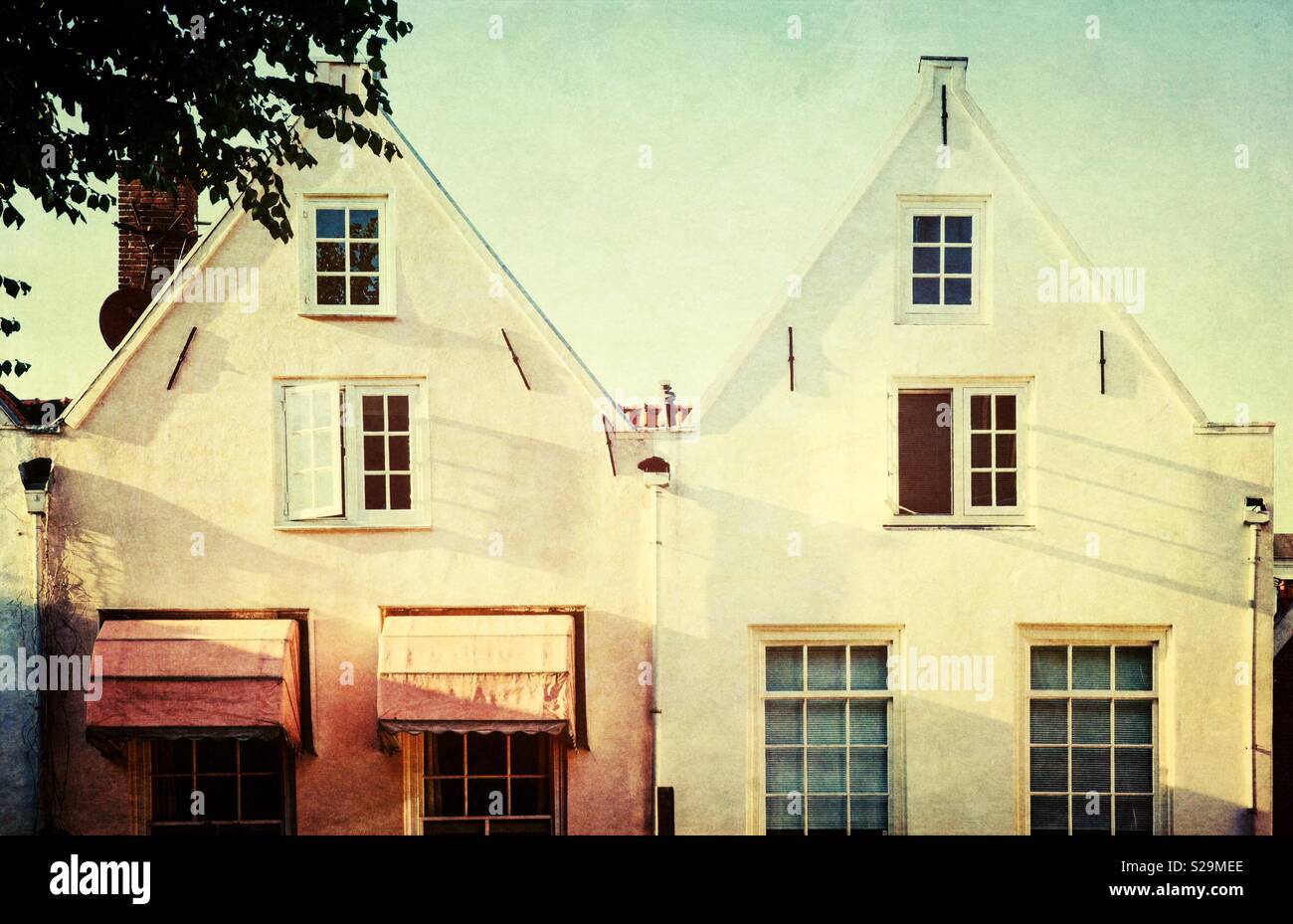 Façades de maisons typiques à Amsterdam, Pays-Bas - Image de stock capturée avec un smartphone