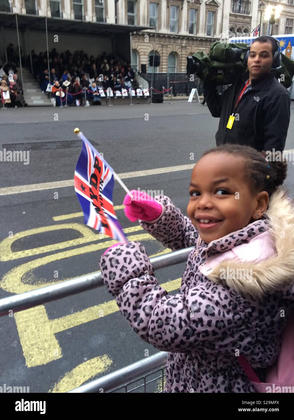 Enfant avec un drapeau à la London défilé du Nouvel An Banque D'Images