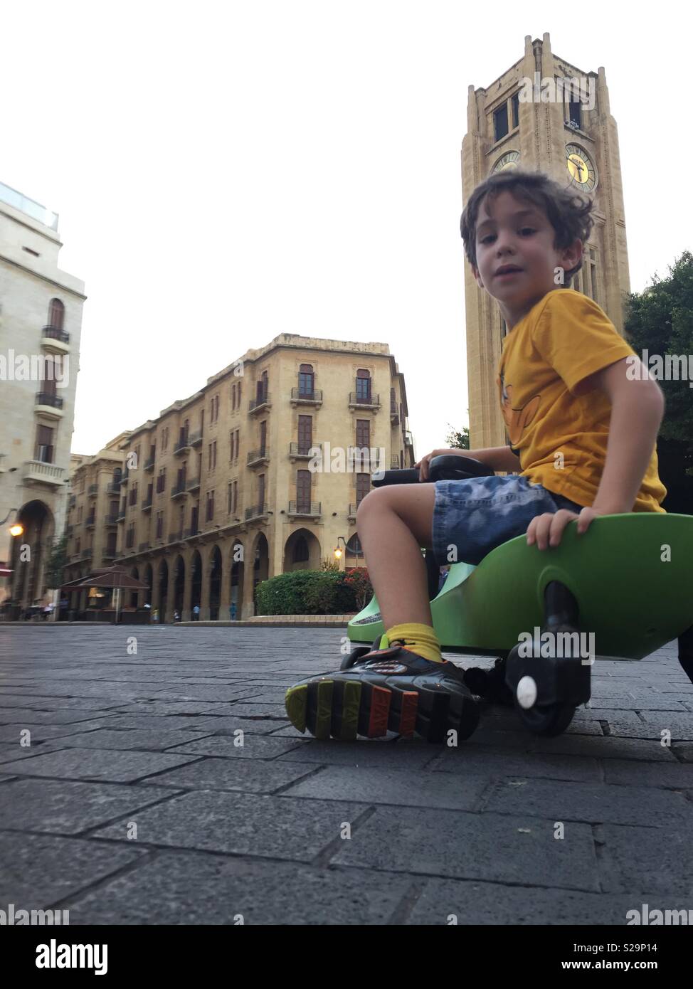 Sept ans Garçon jouant son scooter dans le centre-ville de Beyrouth star square - Image de stock capturée avec un smartphone