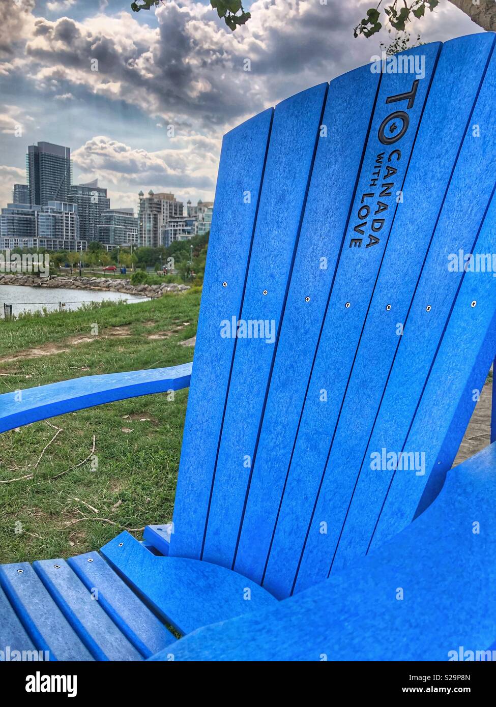 Un fauteuil Muskoka bleu le long du secteur riverain de Toronto. Banque D'Images