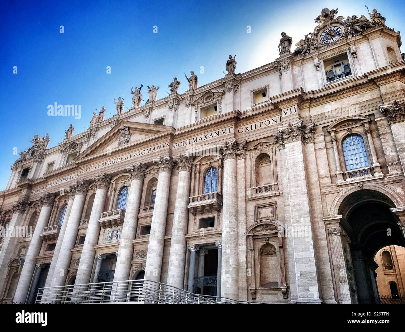 L'extérieur de la Basilique Saint-Pierre de Rome, Italie Banque D'Images