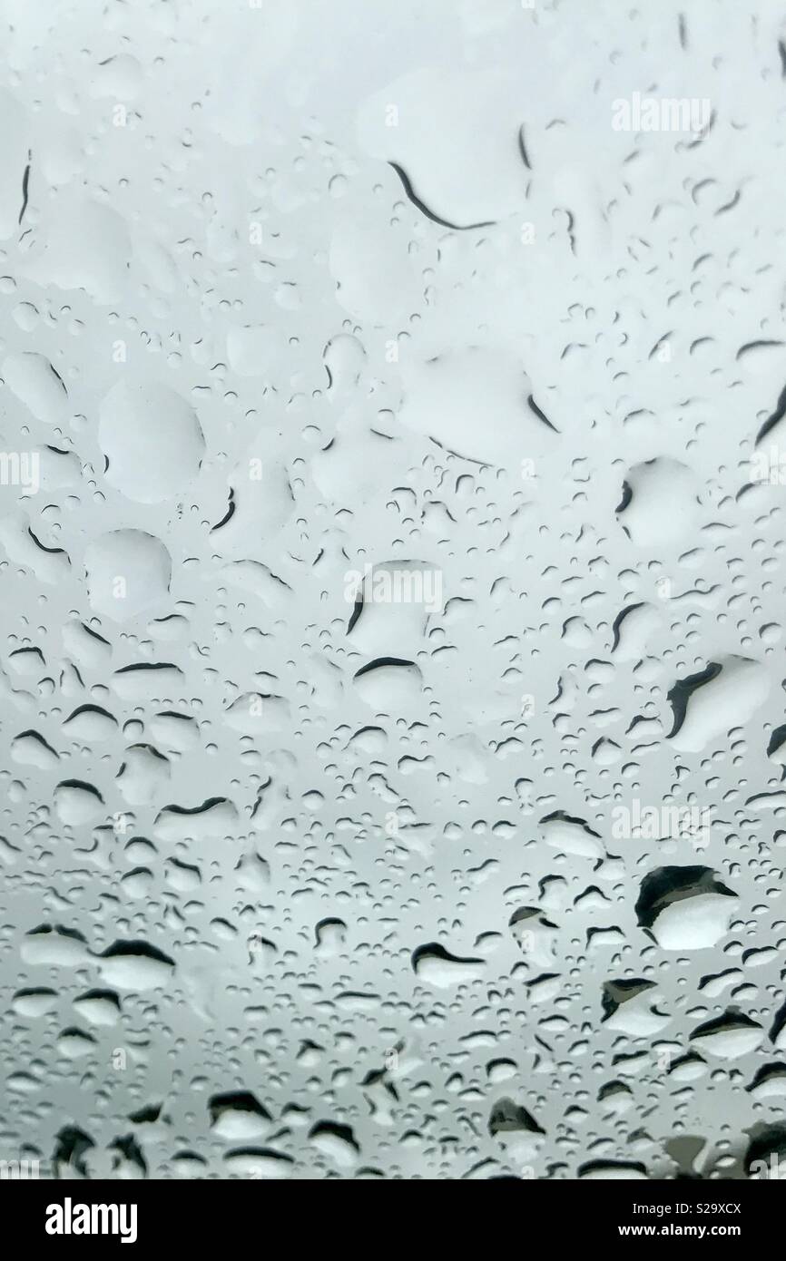 Les gouttelettes d'eau sur la fenêtre en verre clair Banque D'Images