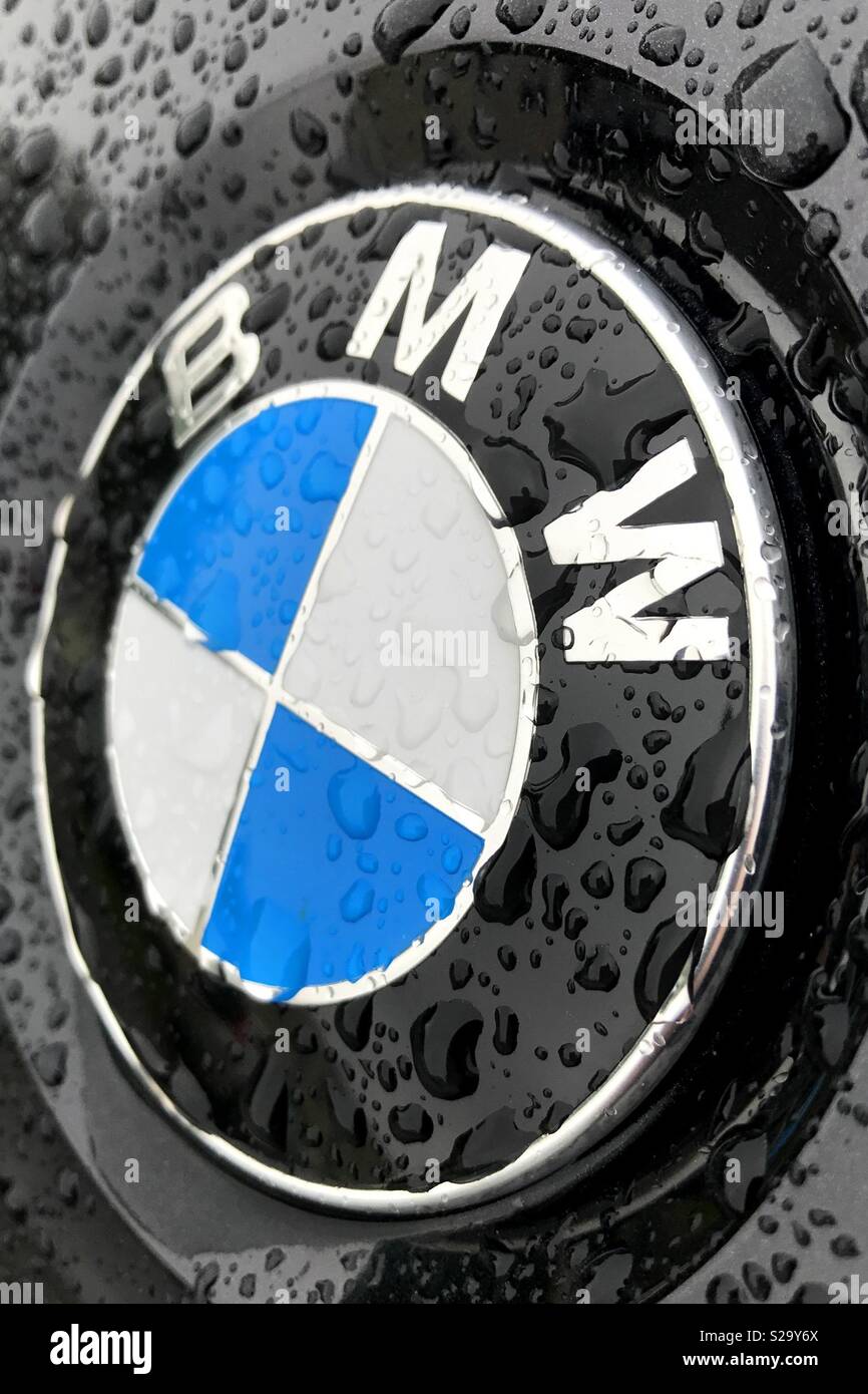 Badge BMW avec des gouttelettes de pluie Banque D'Images