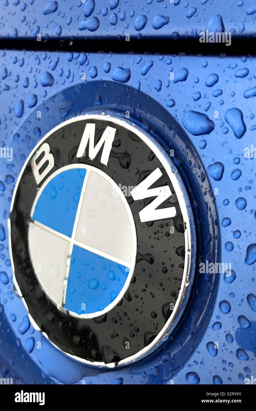 Badge BMW avec des gouttelettes de pluie - Image de stock capturée avec un smartphone