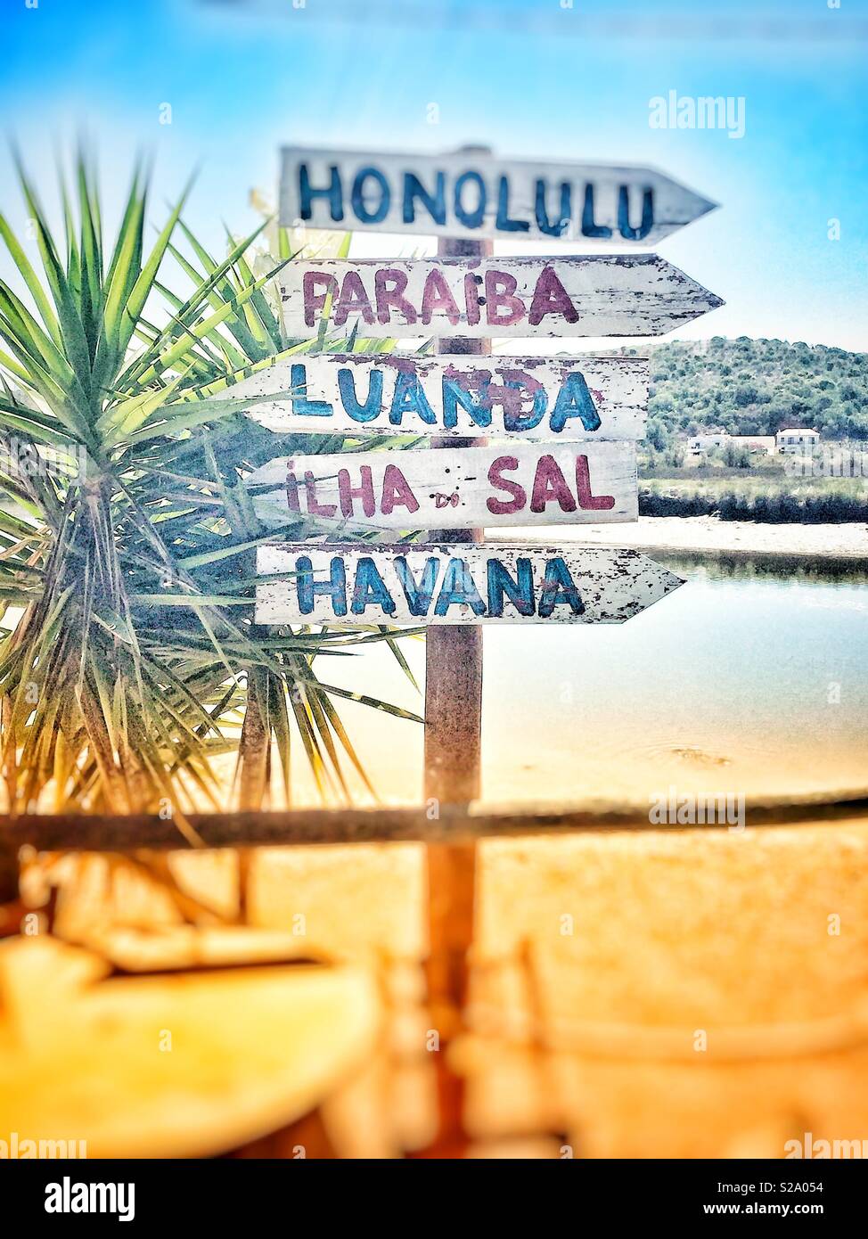 Vieux panneau en bois à l'extérieur de bar de plage au Portugal montrant la voie à Honolulu, Paraiba, Luanda, Ilya -Sal et La Havane - Image de stock capturée avec un smartphone