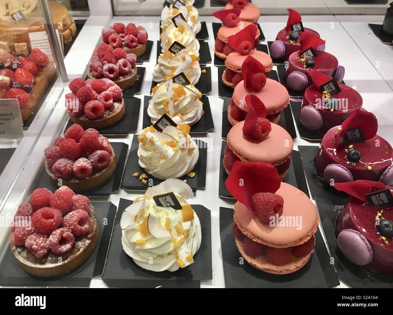 Gateaux Individuels Francais Dans Une Patisserie Photo Stock Alamy Gateaux Individuels Francais Dans Une Patisserie Photo Stock Alamy