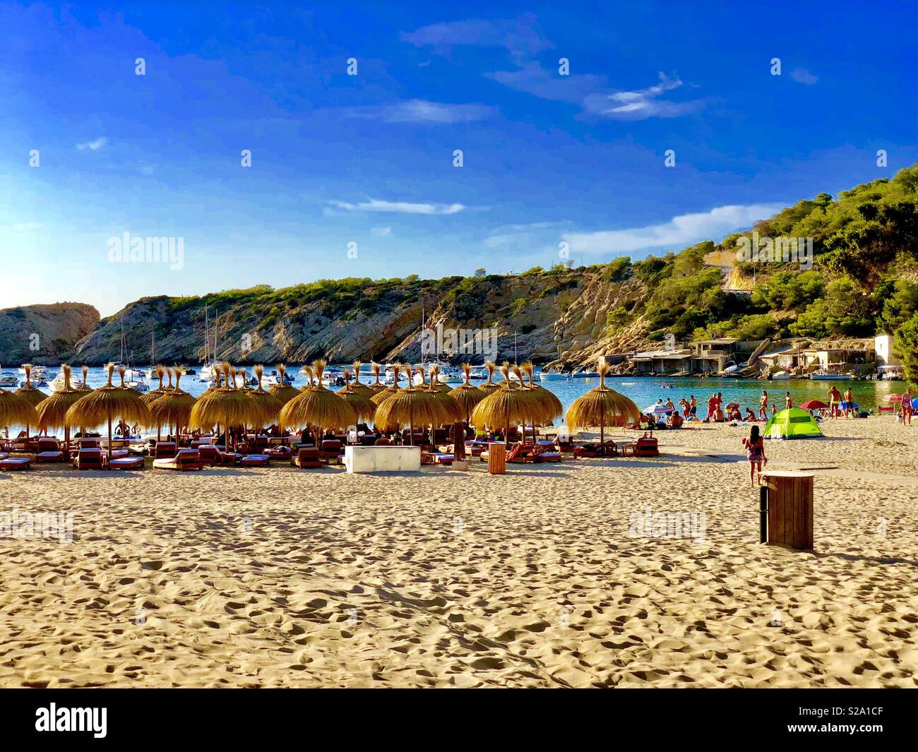 Vue sur plage de Cala Vadella, Ibiza, Baléares, Espagne, Europe Banque D'Images