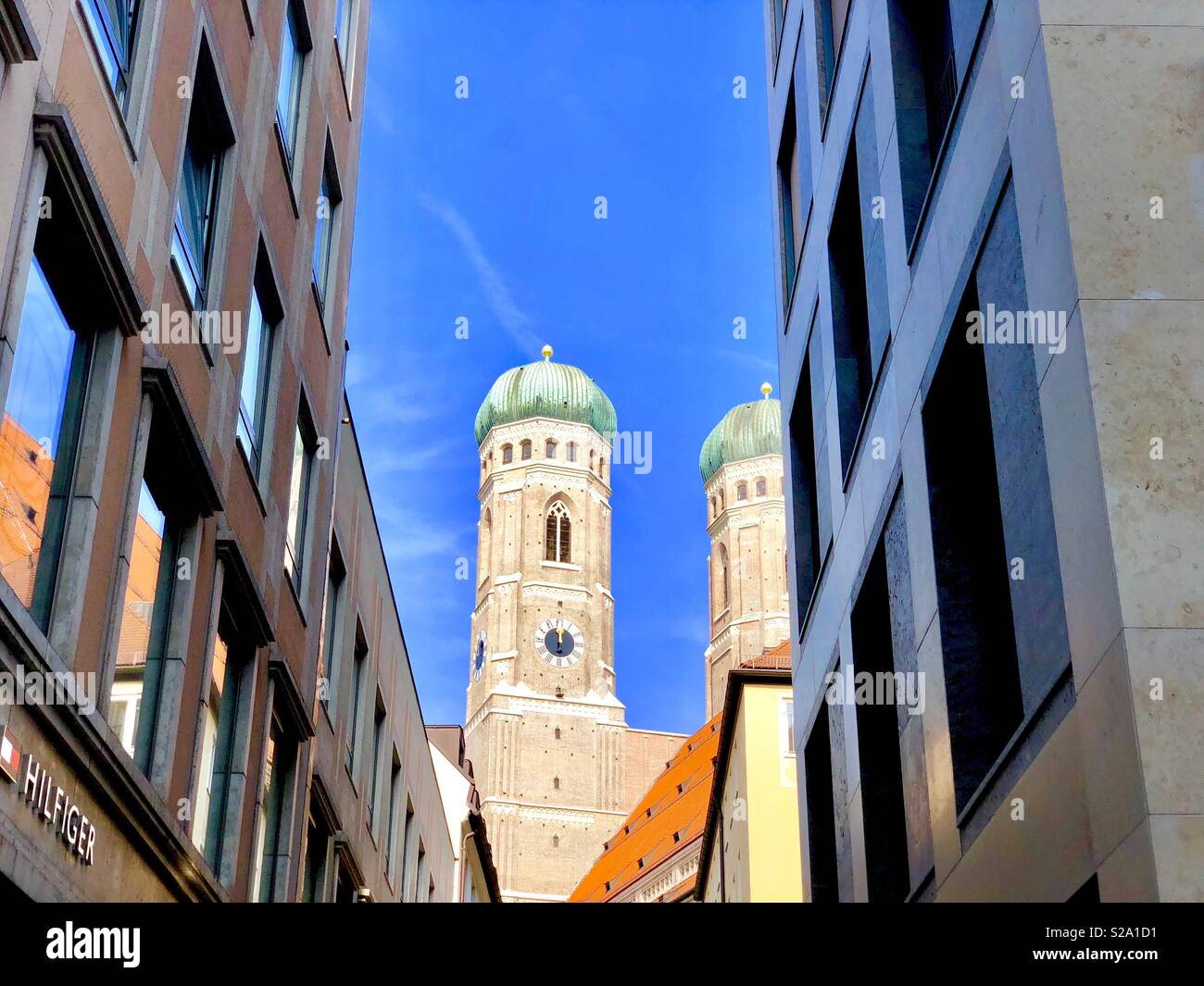 Vue sur les deux tours de l'église Frauenkirche, Munich, Bavaria, Germany, Europe - Image de stock capturée avec un smartphone
