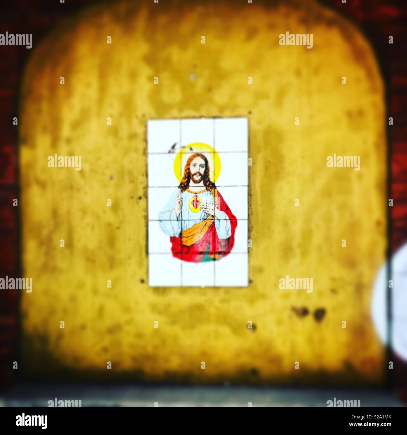 Une image du Sacré-Cœur de Jésus Christ décore un mur d'or à Coyoacan, Mexique Banque D'Images