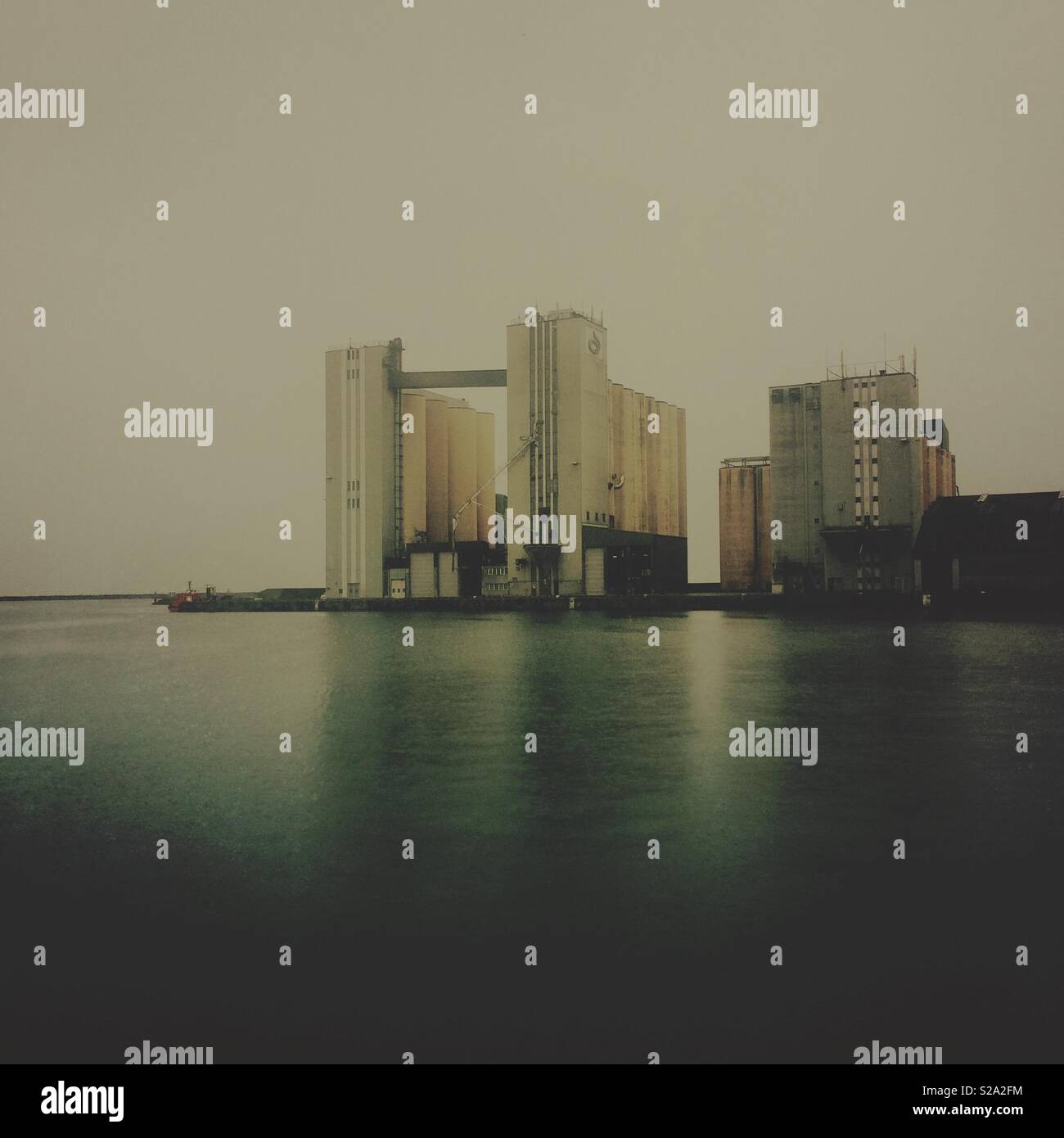 Les friches industrielles - les silos industriels sur les docks à Ystad en Suède Banque D'Images