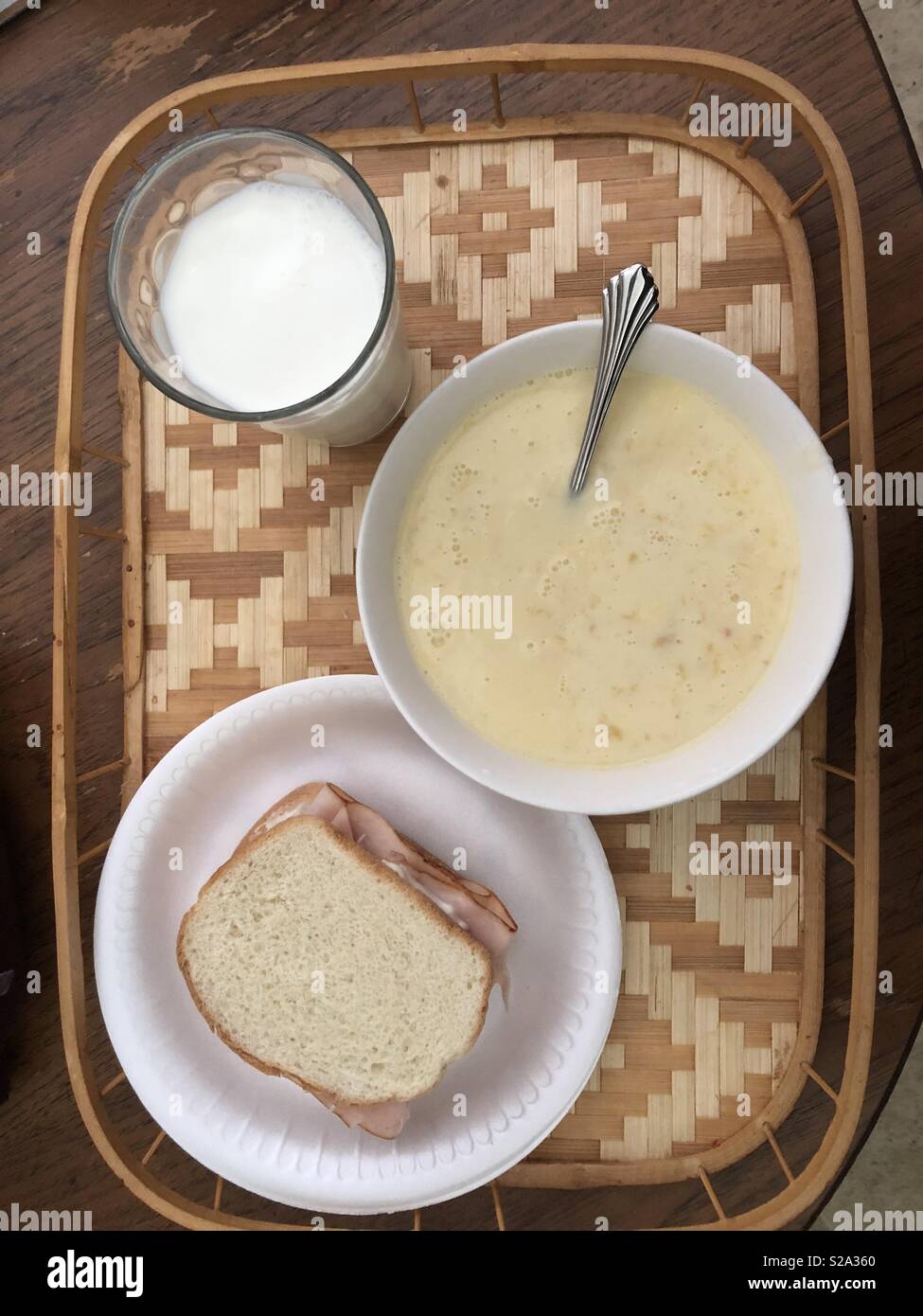 Le déjeuner comprend la Turquie, sandwich, soupe crème de poulet et un verre de lait sur un plateau. Banque D'Images