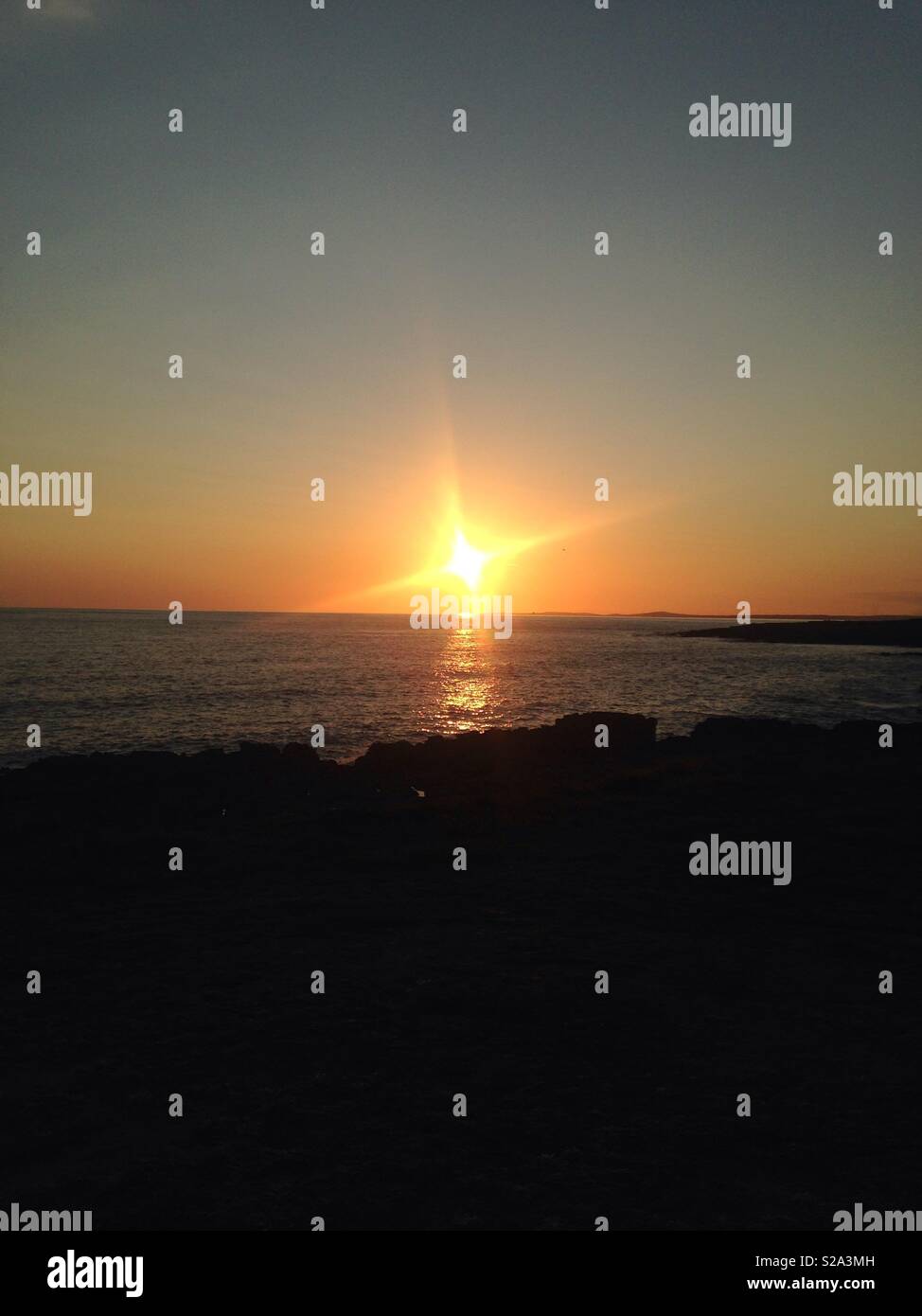 Coucher de soleil sur la mer vu de Porthcawl, au Pays de Galles. Banque D'Images